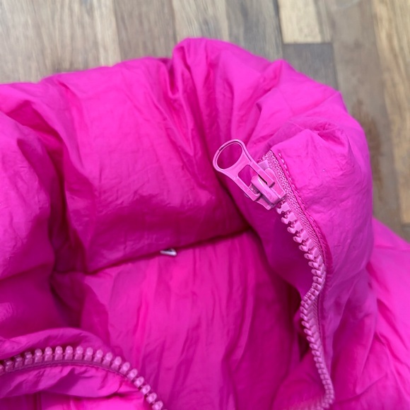 *last chance* Amazon | Women’s cropped, puffer, hot pink vest - Picture 6 of 16